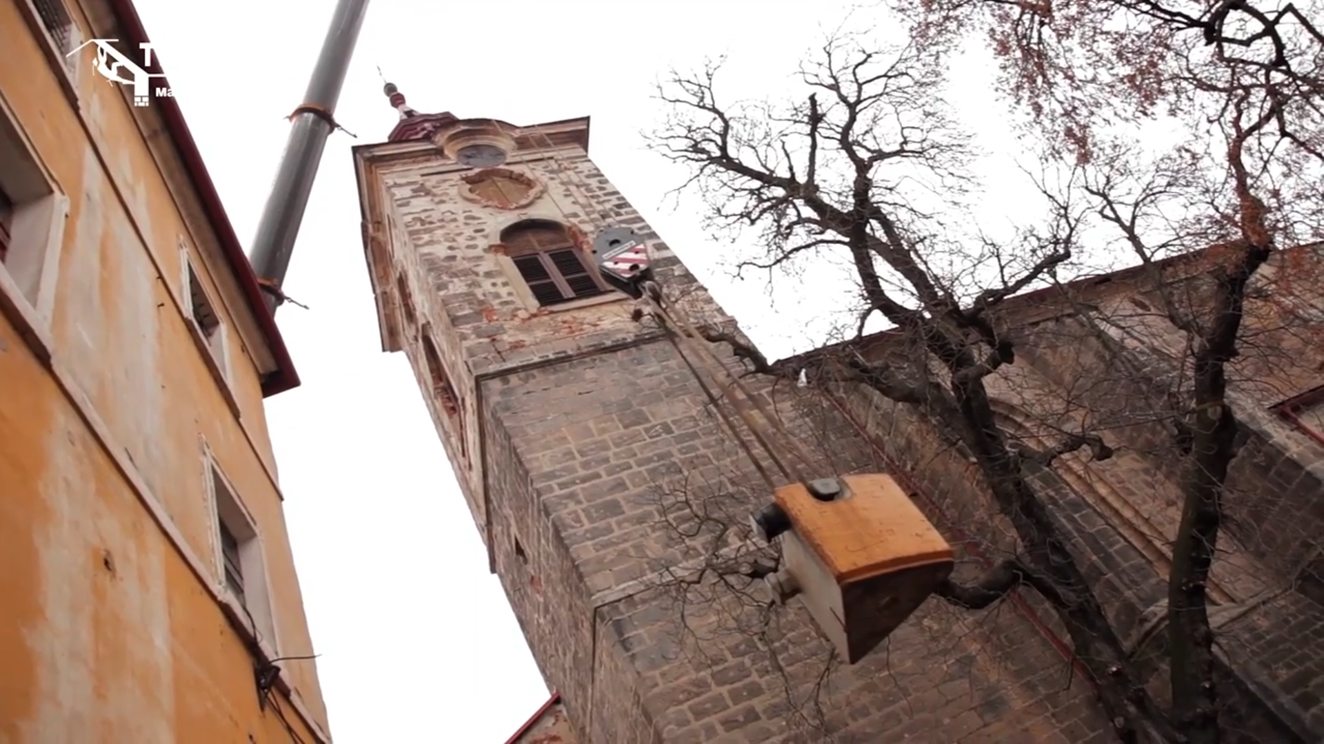 Sejmutí věže kostela sv. Ignáce v Jičíně